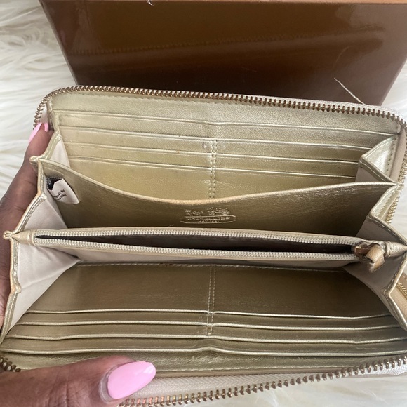 Coach Zippy Wallet - Picture 4 of 6